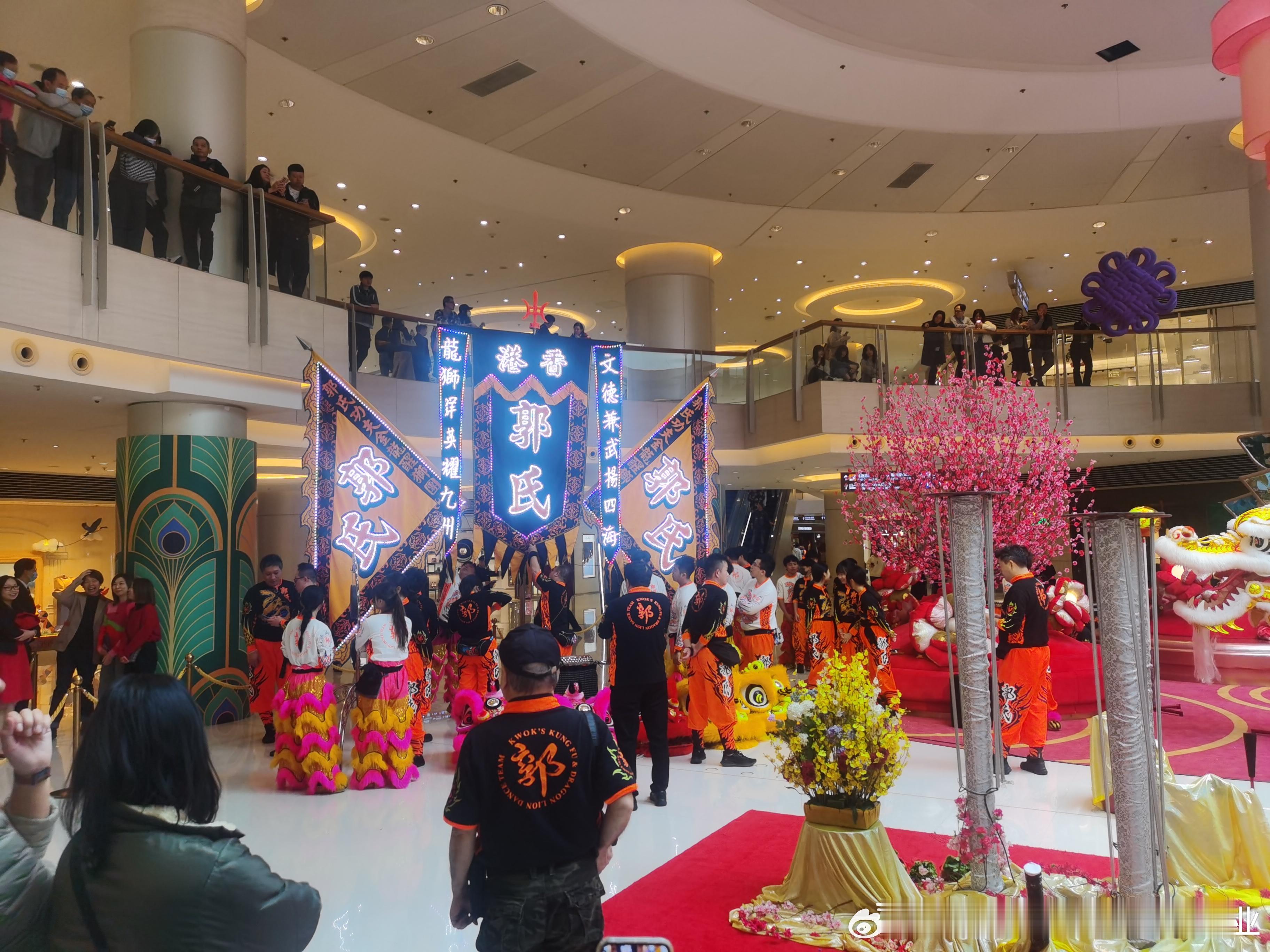 香港门店挂的是什么？初四开市，香港商场门店都挂着生菜芹菜大葱，这是什么意思？ C