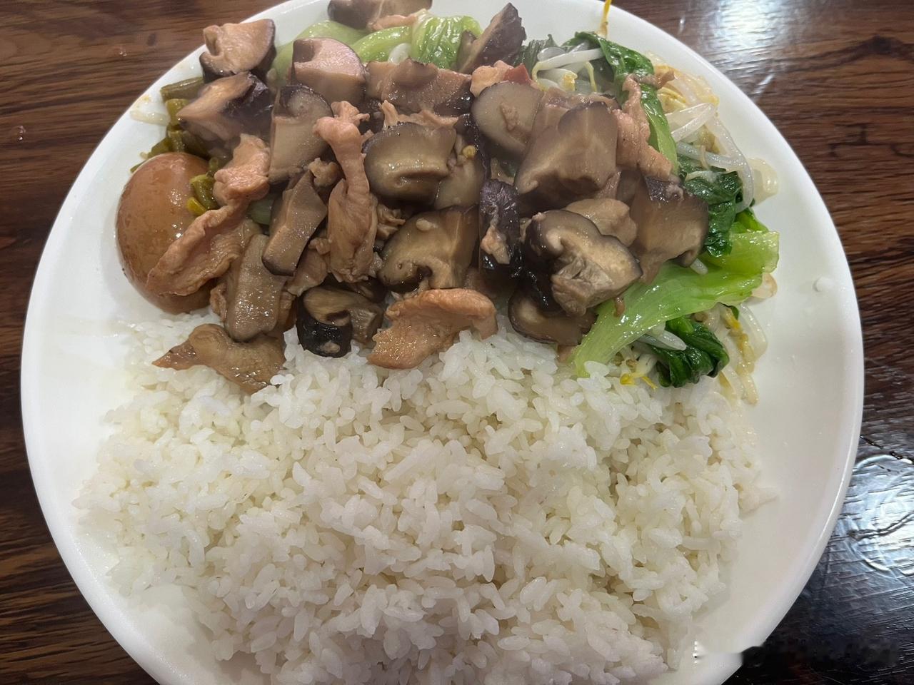 我一直觉得，沙县小吃是一个性价比很高的选择，随便点一份饭，有肉有蛋，有菜有豆干，