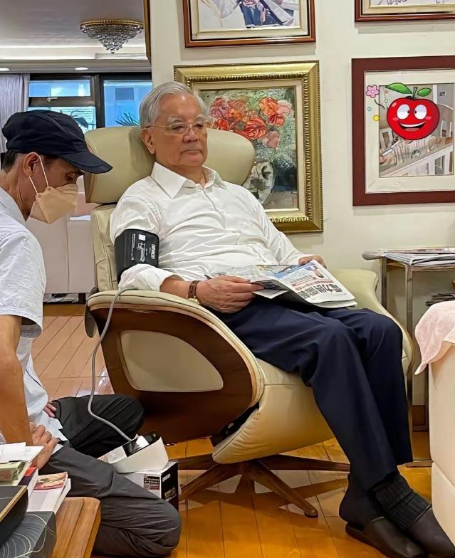 中国国民党原主席连战，如今已是 90 岁高龄，90 岁的连战，现在很少出门了，身