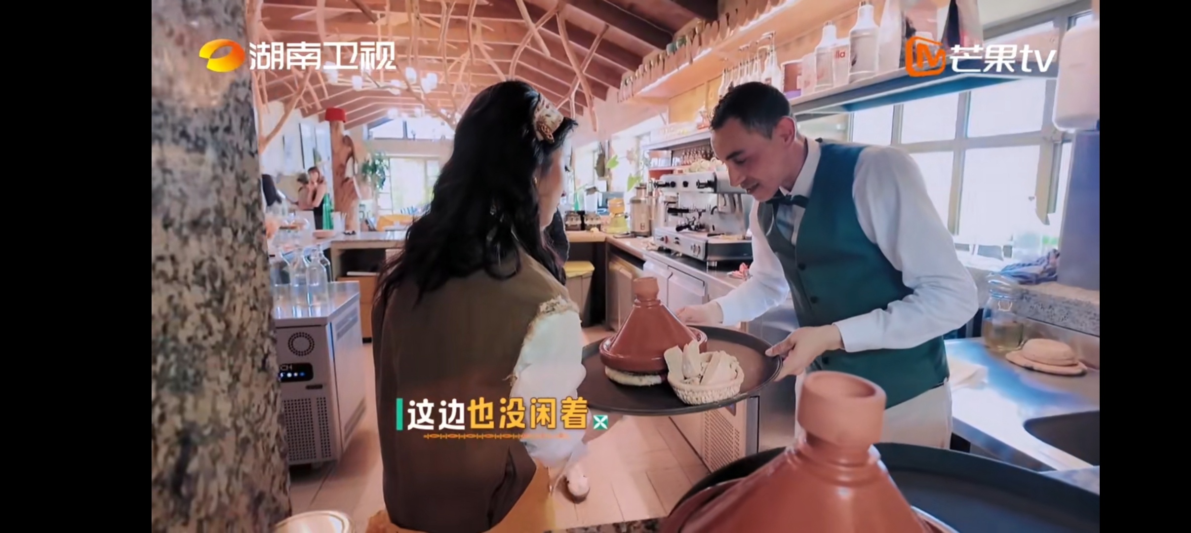 姜妍沈月累到灵魂出窍 看沈月端菜都看累了，菜又重又烫，端着来回不停地走，还得微笑