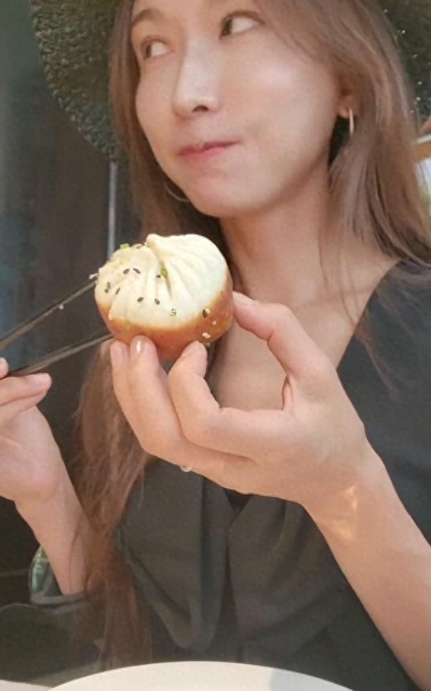 林志玲吃生煎包视频走红，细嚼慢咽引发热议。网友反应不一，争议焦点包括进食方式、表