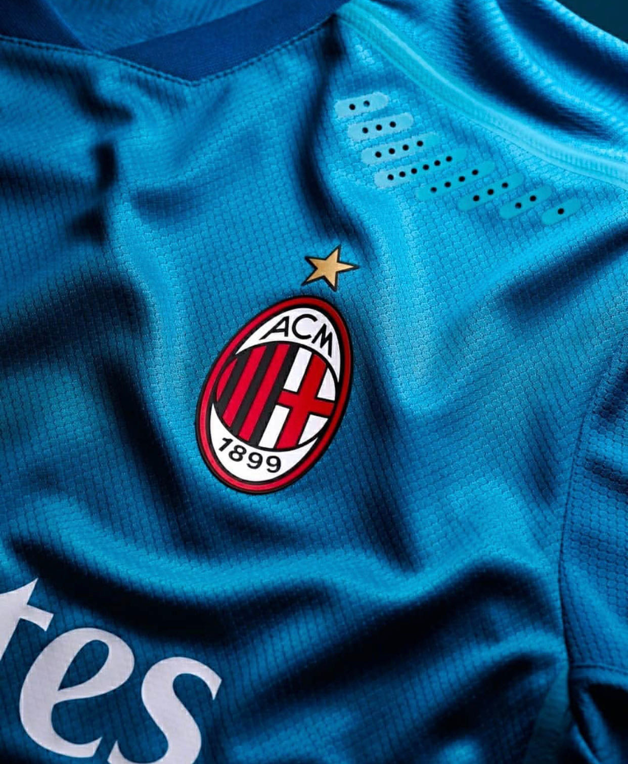 【Sky】 🔴⚫️ 明天训练课的第一部分将对球迷开放，遮盖场地的篷布已经撤掉。