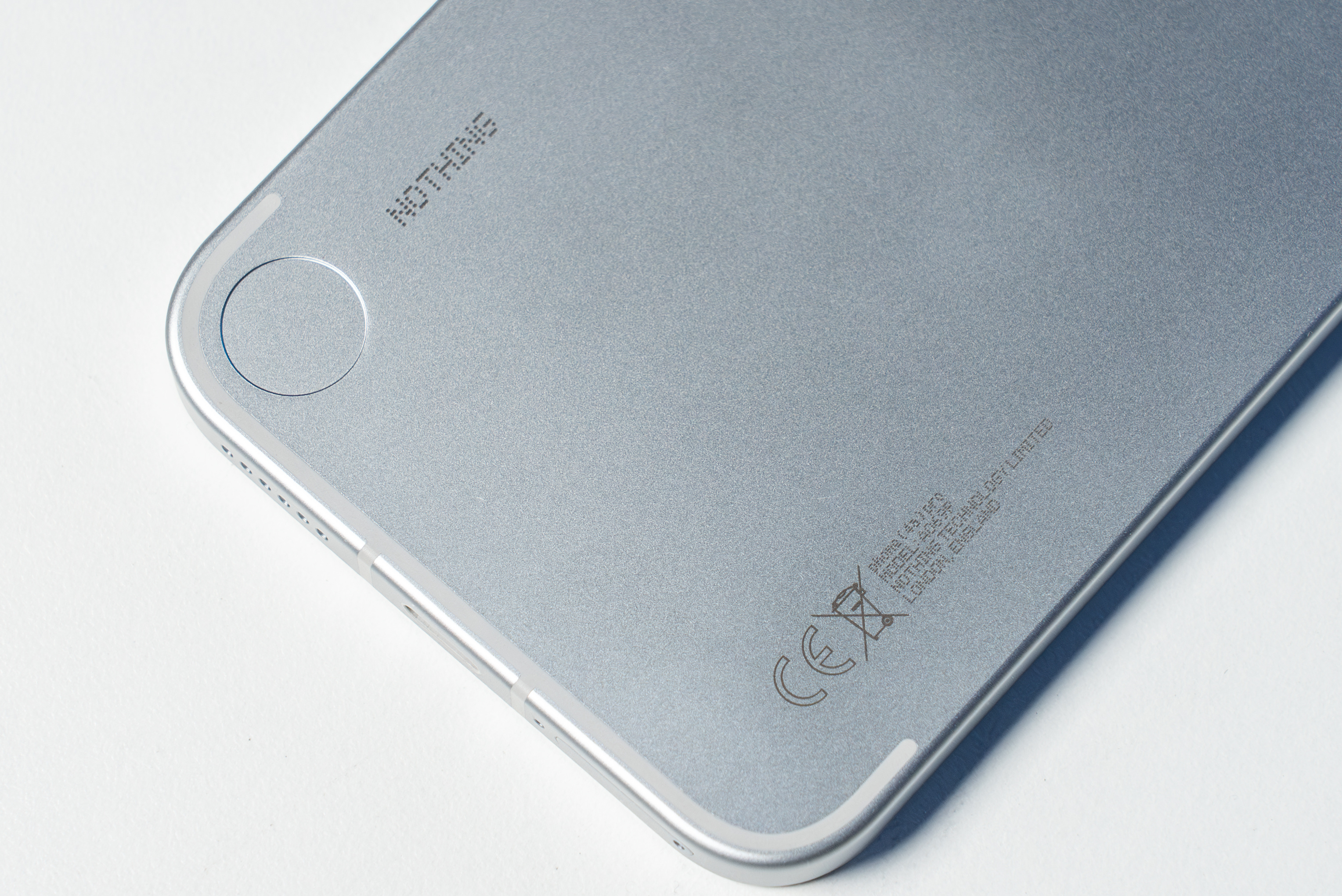 收到了 NOTHING Phone（4a）Pro背板这次采用大面积铝合金材质，只