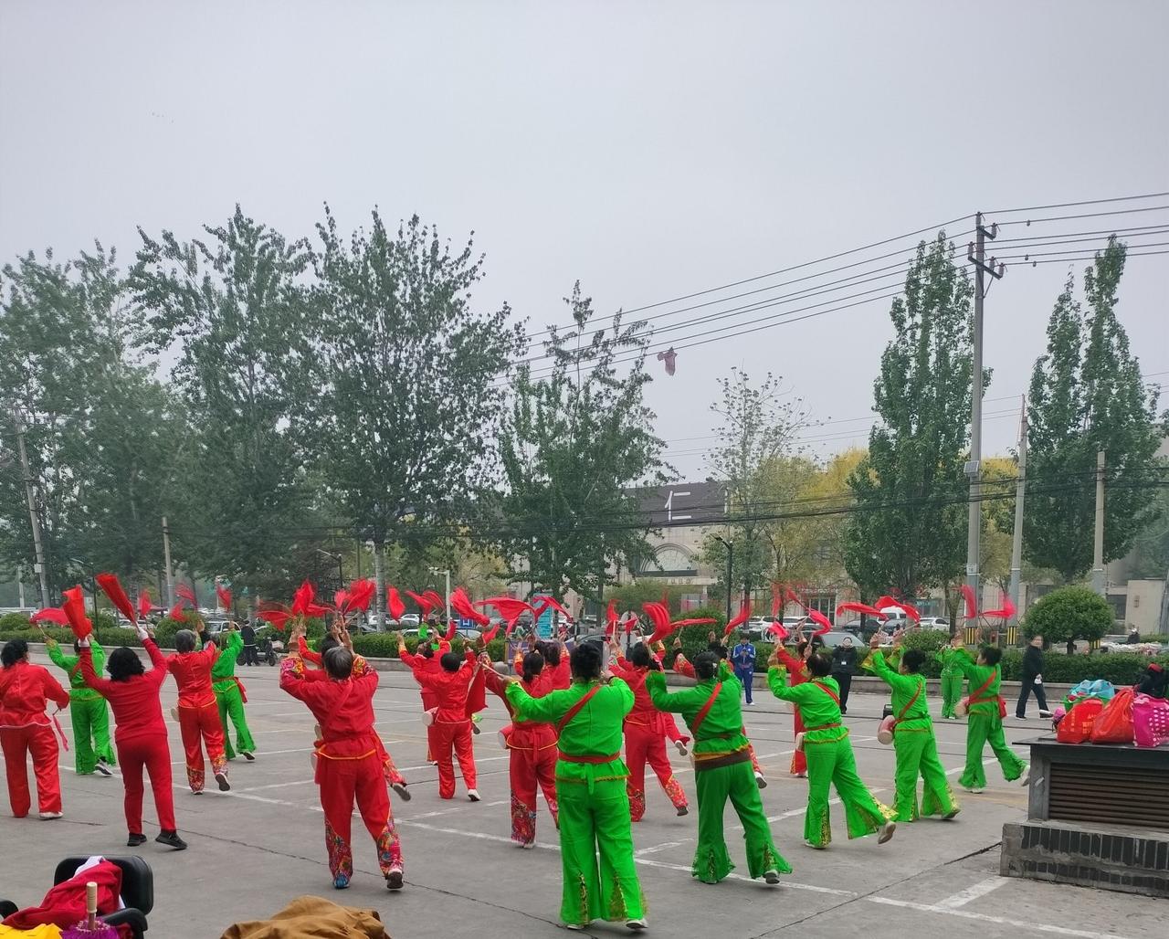 4月17日在尚京广场，被一支腰鼓队吸引了。
鼓槌起落，红绸飞扬，每一下都敲得有劲