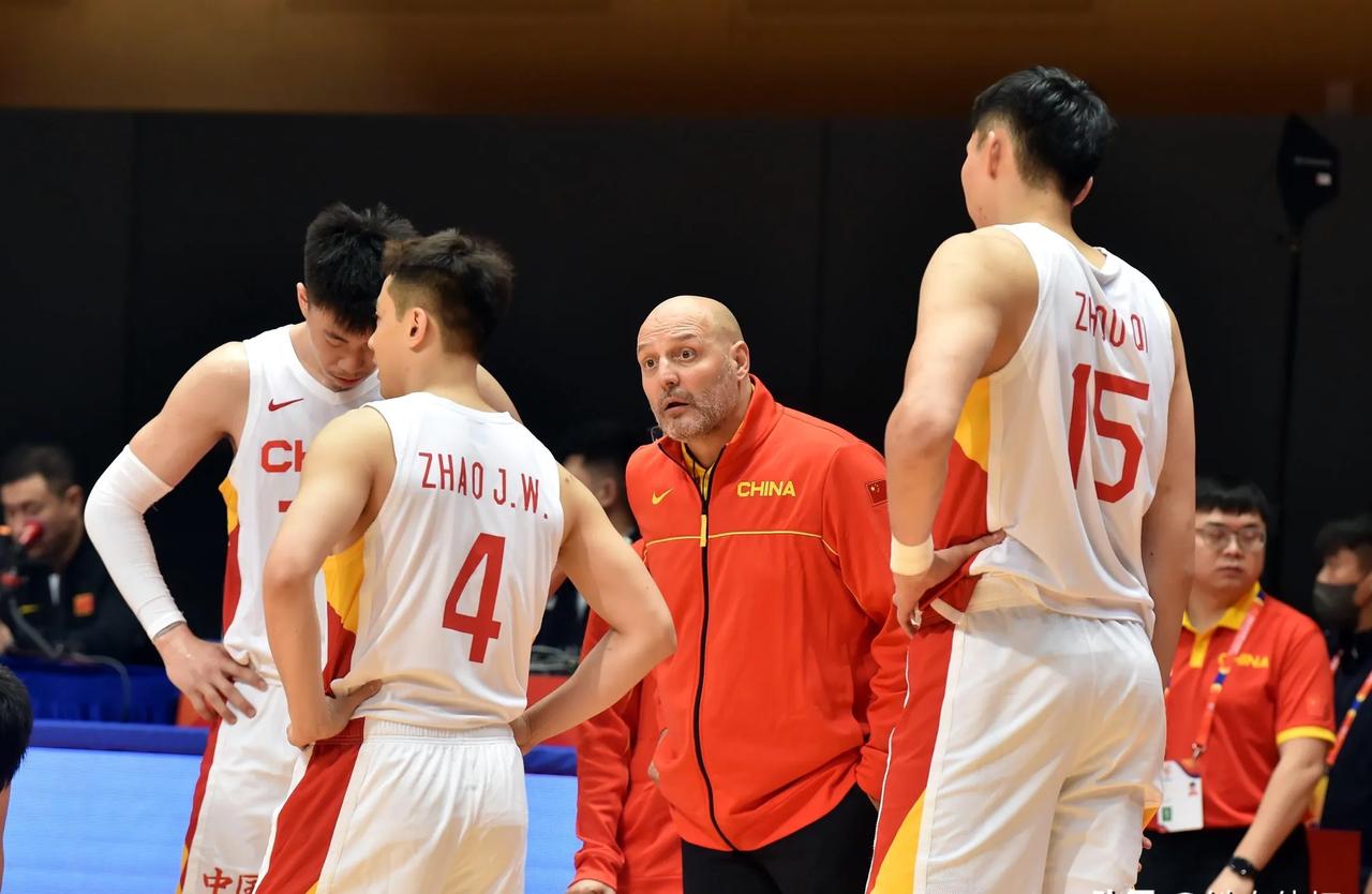 前方“战报”传来，中国男篮球员们的表现备受质疑，球队整体表现让人难以置信，德国男
