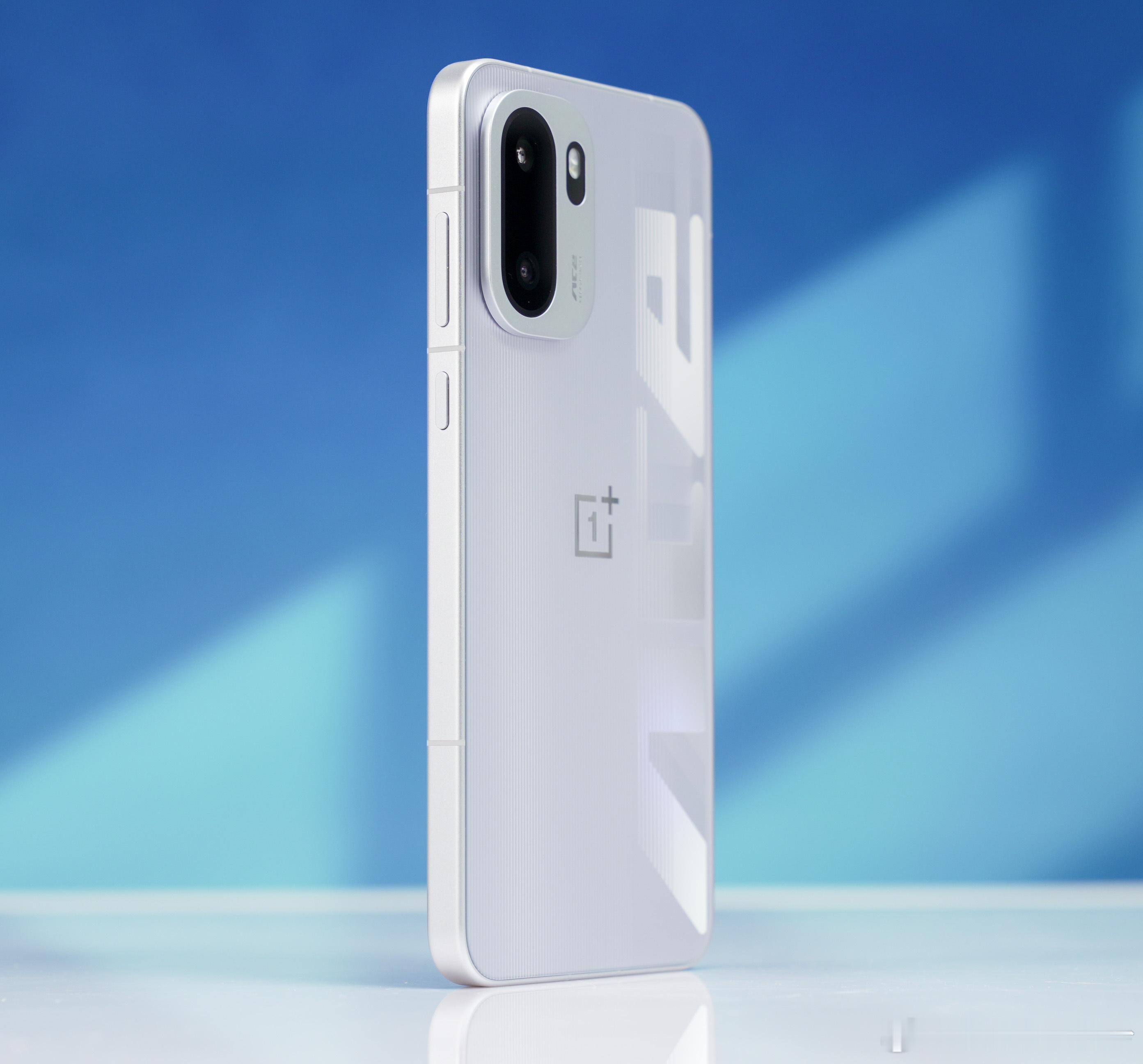 和自家大哥一加15一样，Ace6的摄像头也从左上圆型，改成了左上矩形。我们这台A