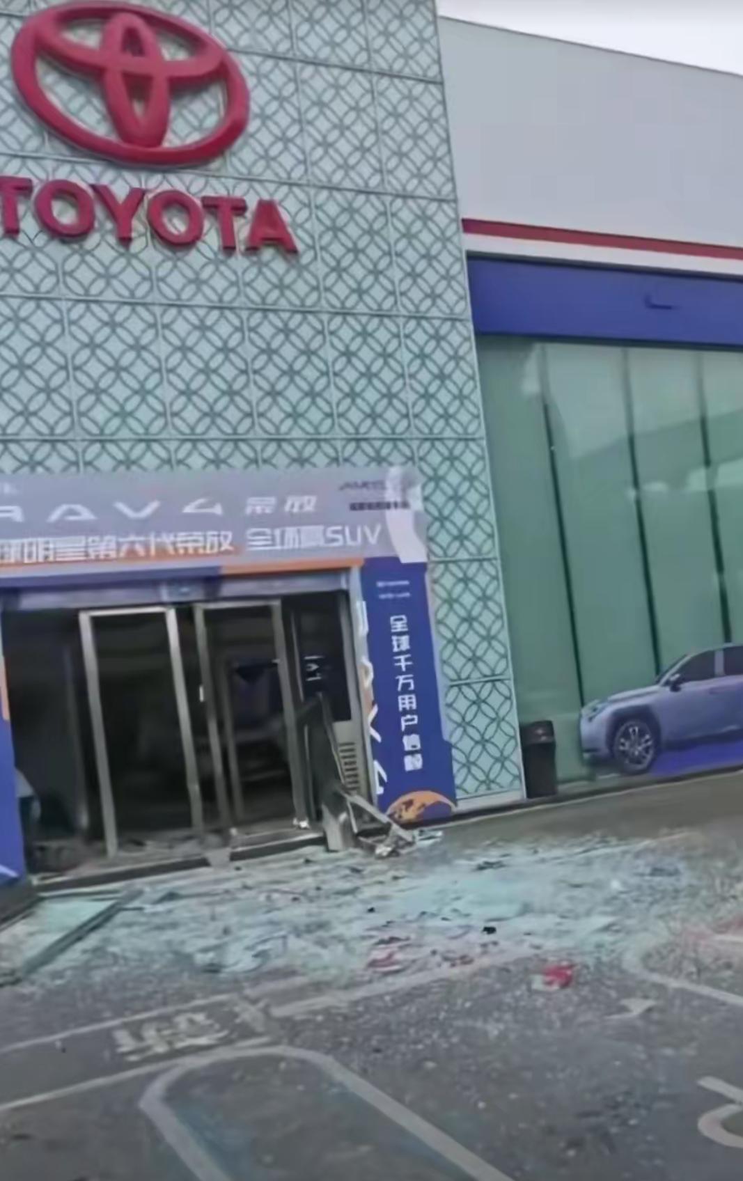 成都丰田 4s 店这个事就是，你以为他不敢，他以为你不怕死。