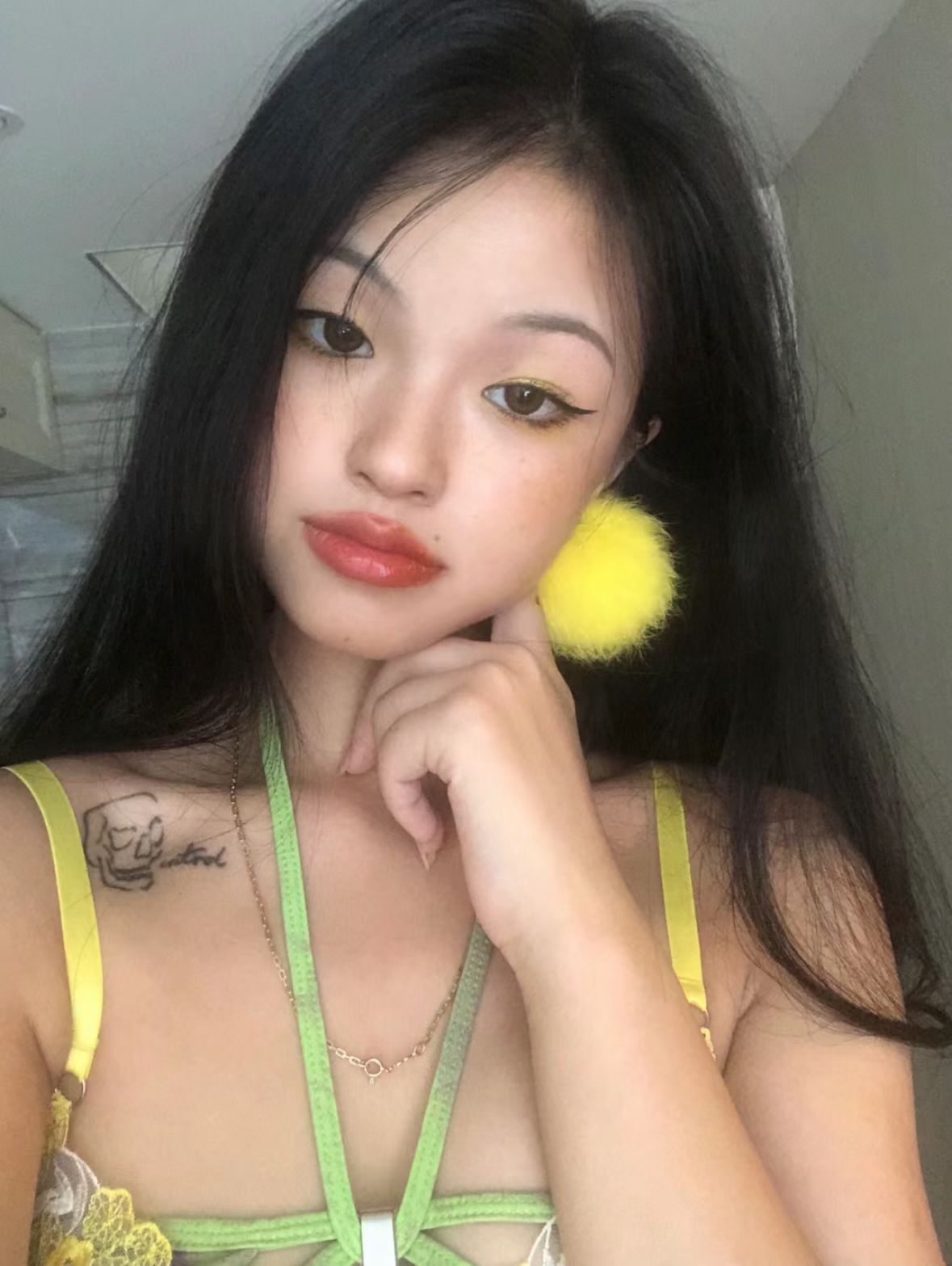 妈呀 我以前好漂亮啊 不过我记得我那个时候心情不好 导致特别瘦 还是更喜欢现在的