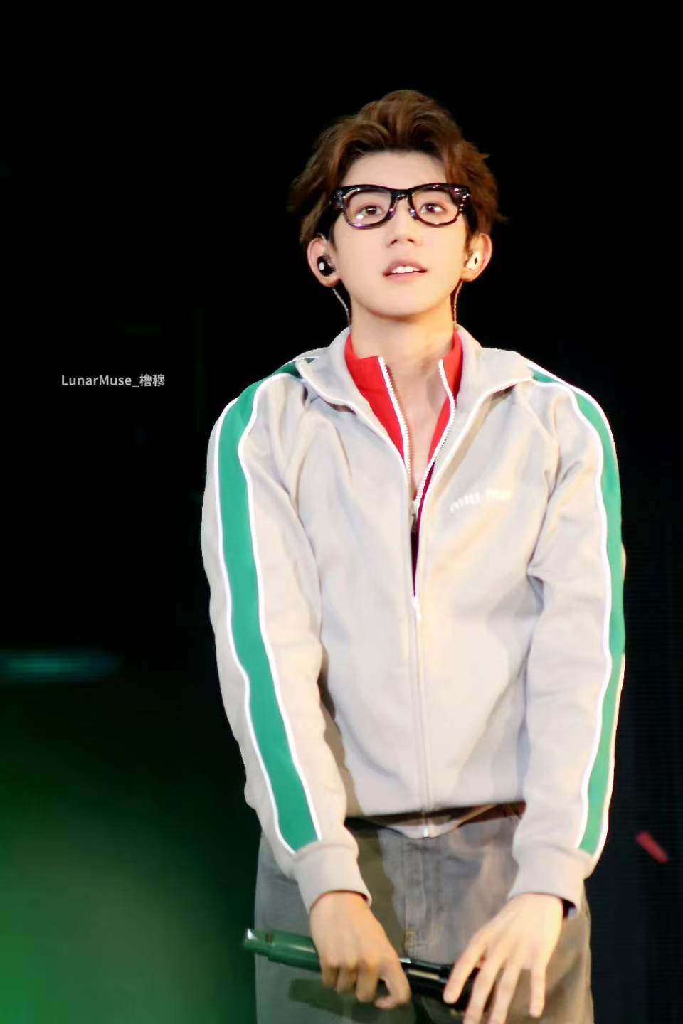 橹穆站姐发的王源橹穆站姐拍的王源 从重庆街头唱到鸟巢 