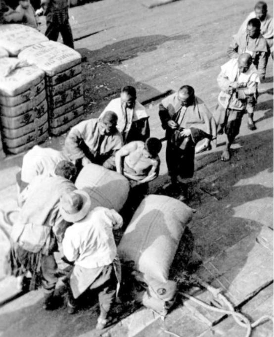 14岁少年帮日军扛弹药，转身竟偷藏一箱军火！他哪来的胆？
1943年。当时的抗日