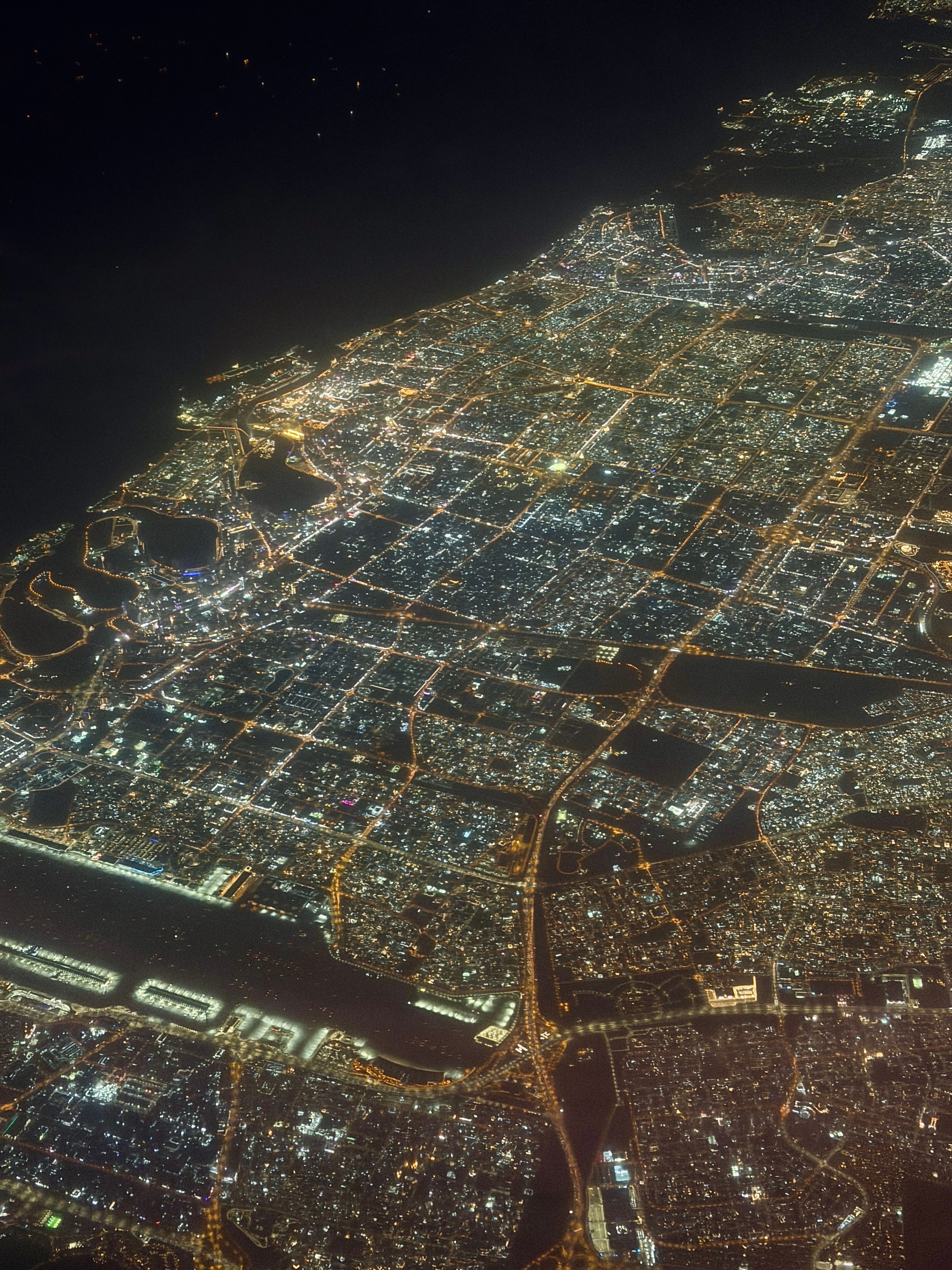 好像是到了迪拜了，看见下方机场了 阿联酋·迪拜