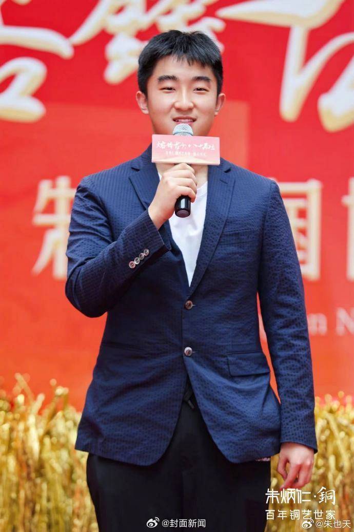 【#朱炳仁回应孙子高考目标北大#：尊重他的想法，找到适合自己的路】近日，朱炳仁孙