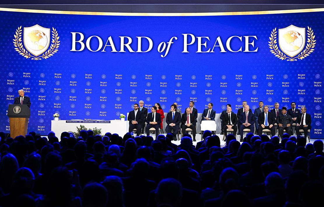 1月22日，达沃斯。特朗普站在签约台前，意气风发地宣布他的"和平委员会"正式启动