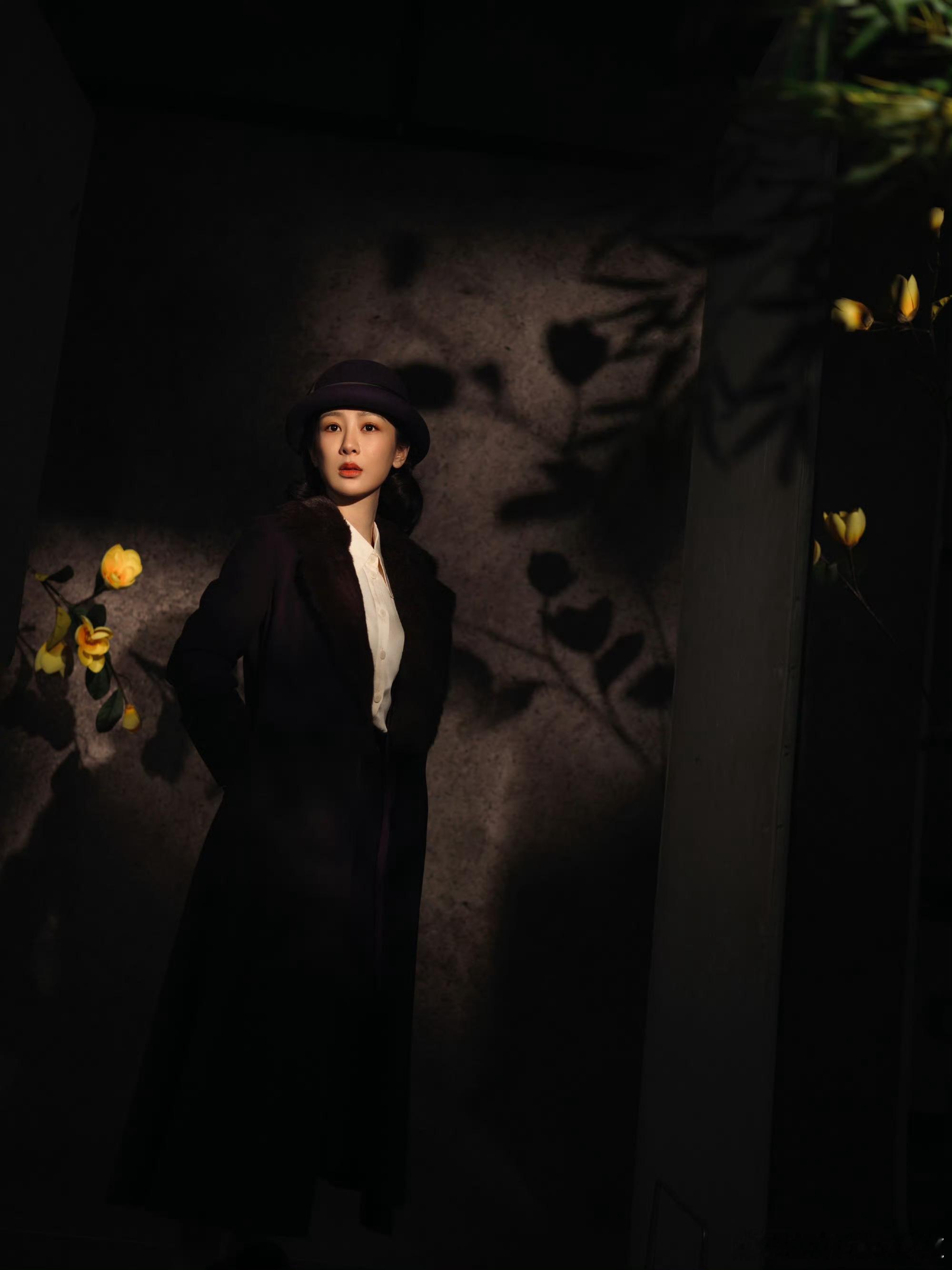 杨紫玉兰花开君再来杨紫玉兰花开君再来定妆照，这妆造对味了，知性沉静的美。杨紫听说