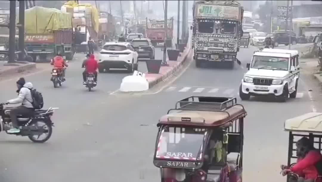 分享网易视频《印度公路的景色丝毫不逊色于一部《死神来了》》 印度公路的景色丝毫不