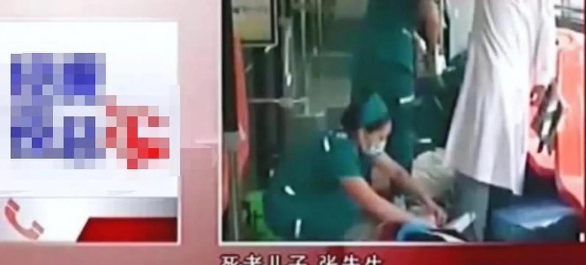 大快人心！郑州一男子因工作疲劳，坐上公交车上便睡着了，一大爷叫醒男子令其让座，男