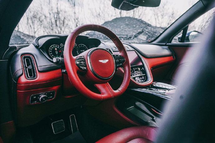 Aston Martin DBX ，小翘臀就是这么性感 