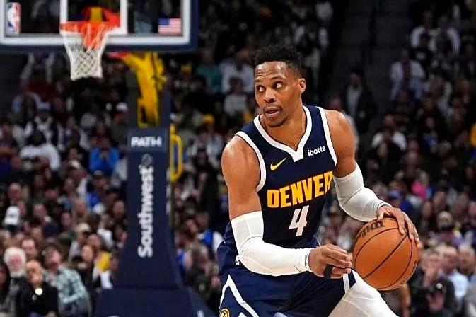不出意外！NBA下赛季或将无球可打的五大超巨！
看着乐福的脚步跟不上，教练就把他