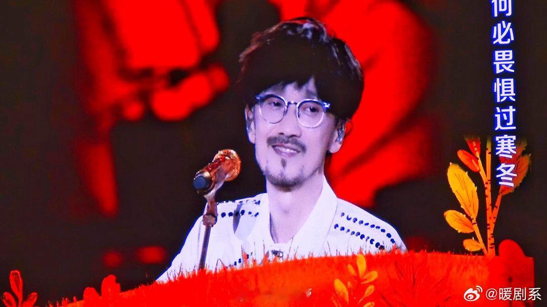 周传雄和粉丝抢着唱出卖周传雄就这样沦为伴唱 所以说一定要去现场。相机能录下声音但