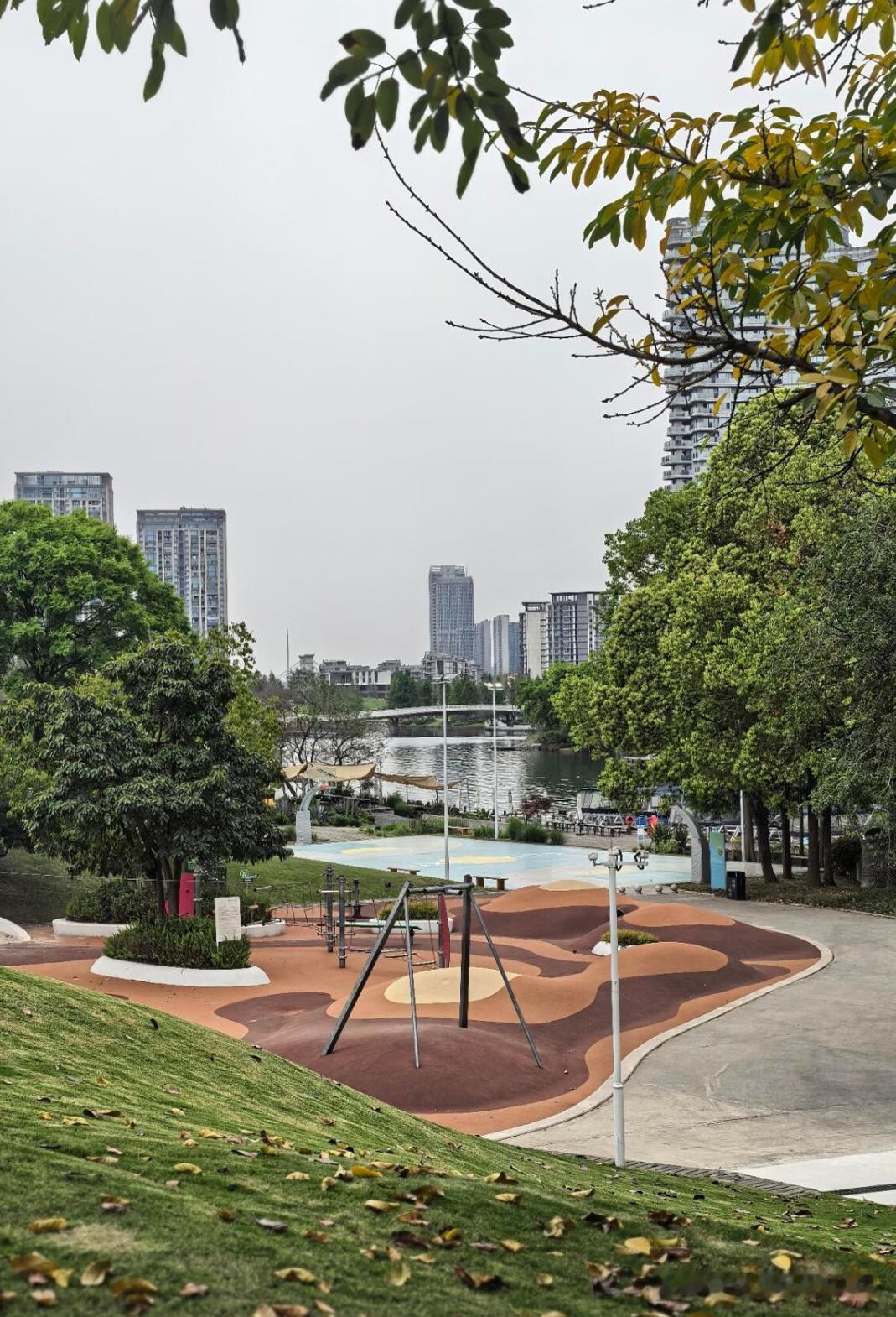 坐标成都，纯养老，买房选哪里？
想给七十五岁的爸妈买套低密/低楼层的养老房，采光