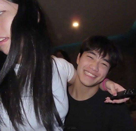 曹格儿子宣布恋情 晒出和女友合照宣布恋情，“另外一个女生不是我的女朋友，他是我表
