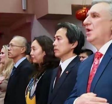 乌克兰独立后，大量科学家被中国“接纳”。而这些科学家来到中国后，不少人第一个要求