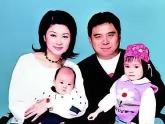 这是卢秀燕的外甥和外甥女！就是卢秀燕的妹妹卢秀芳与妹夫徐志奕，怀里抱着的两个孩子