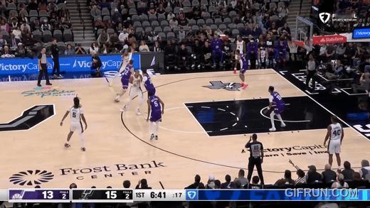 加上今天赛季最高的7个三分球，过去三场，文班亚马三分球27投16中。上季文班场均