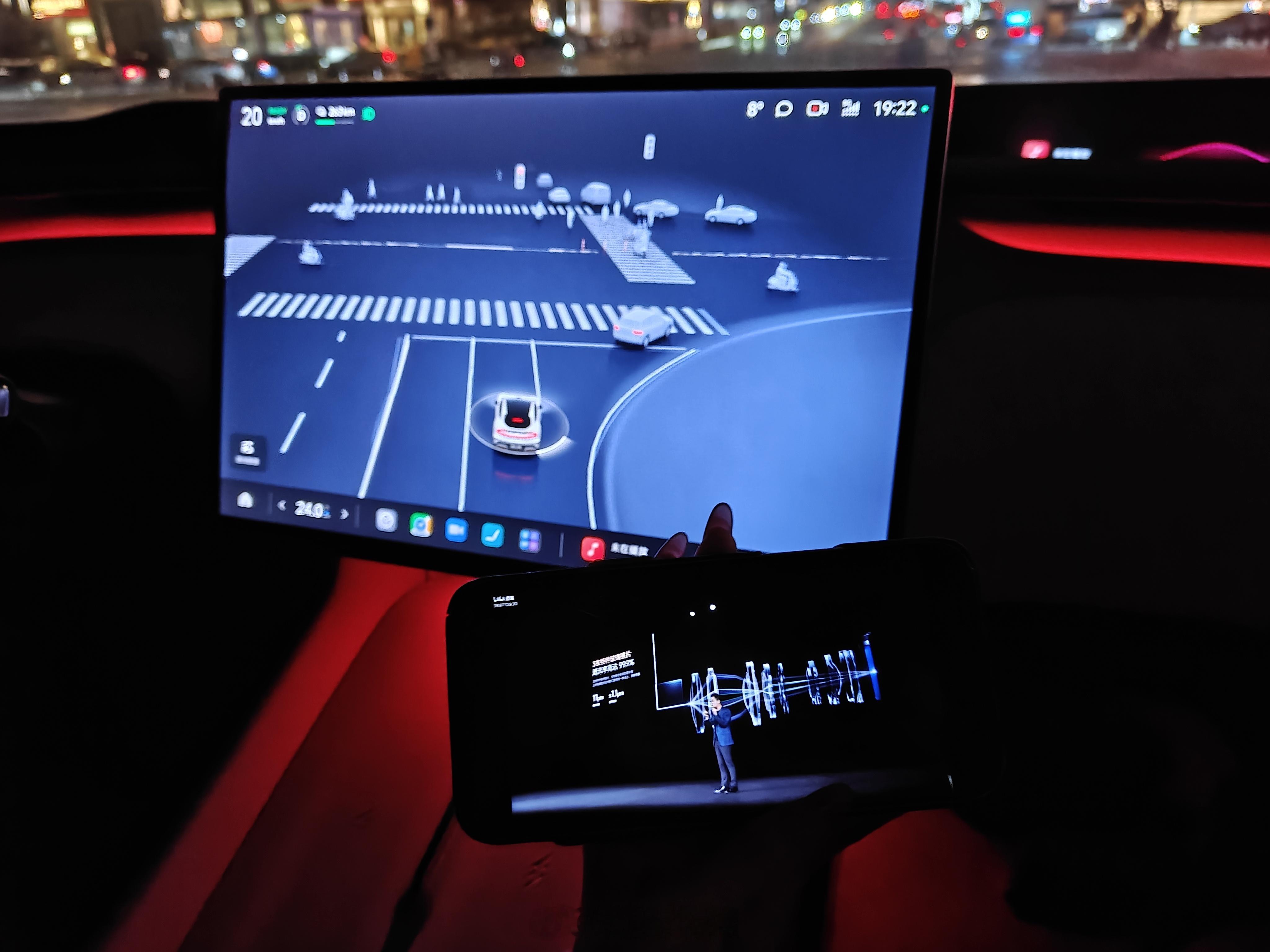 坐在小米YU7上看小米发布会