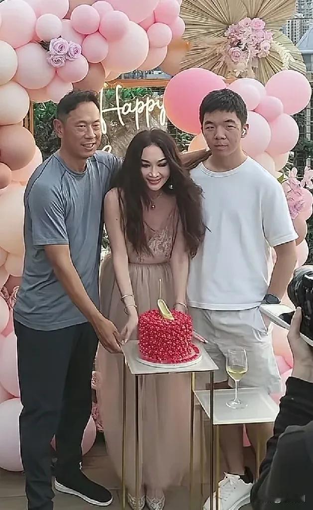 天呐，温碧霞养子都这么大了，真的是谁养的孩子像谁，长大后模样居然和养父何祖光父子