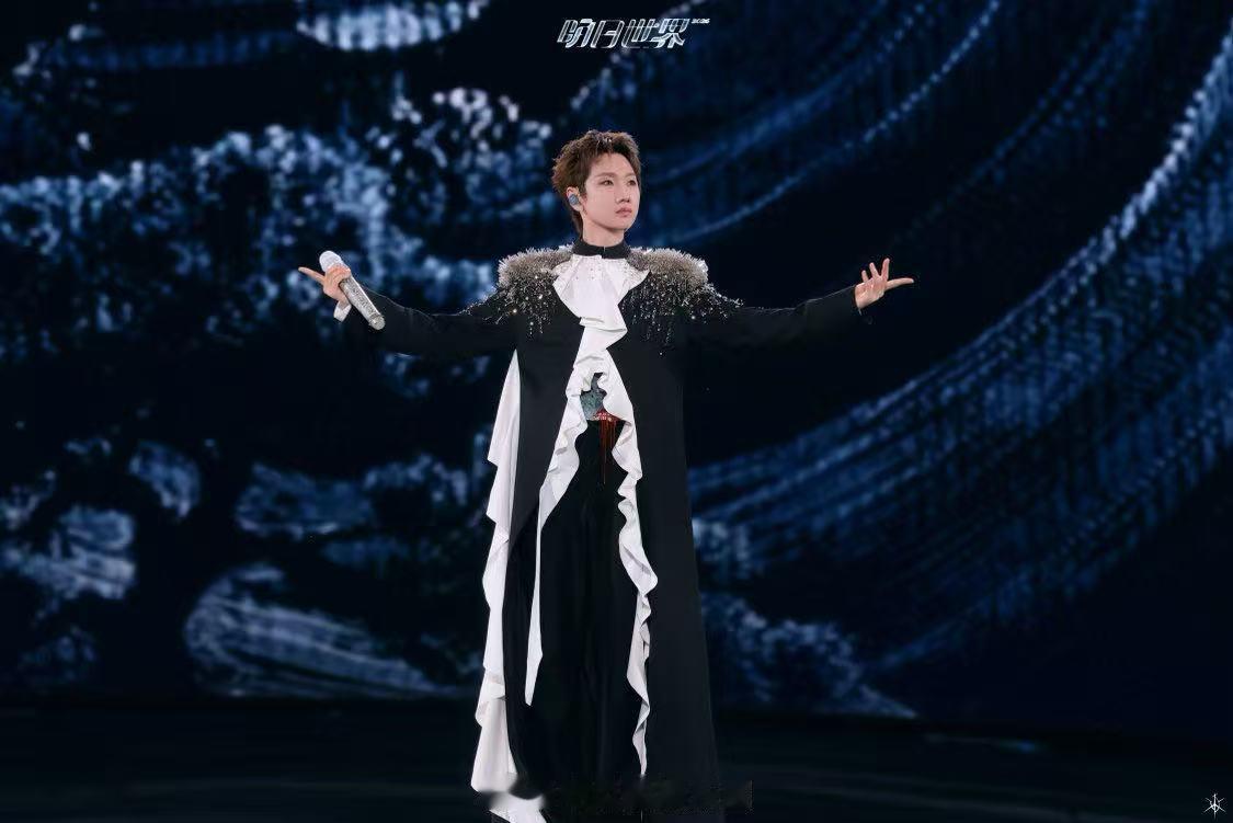 汪苏泷闪闪惹人爱汪苏泷飞镖又一次掉地上，我的目光完全被这件亮闪闪的衣服抓住，灯光