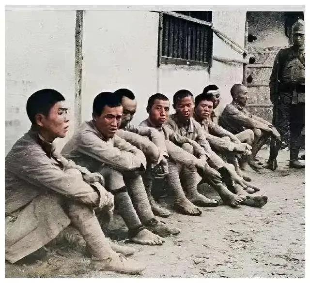 1943年，八路军战士张思问被俘，日军逼他当苦力，一个地主悄悄告诉他：“河对面就