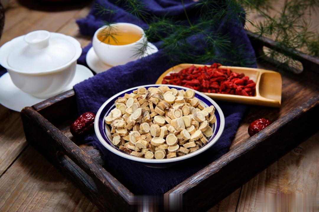 黄芪加枸杞，养肾补肝说到驻颜妙方，黄先生笑笑说：“黄芪加枸杞，就可摆平美容养颜的