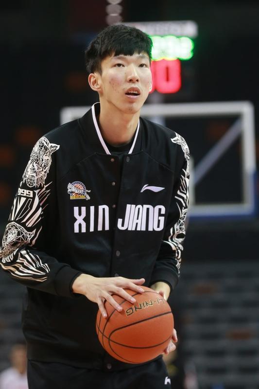 周琦未来会超越易建联吗?周琦凭啥超易建联？易建联NBA选秀第7位，在雄鹿打了两年