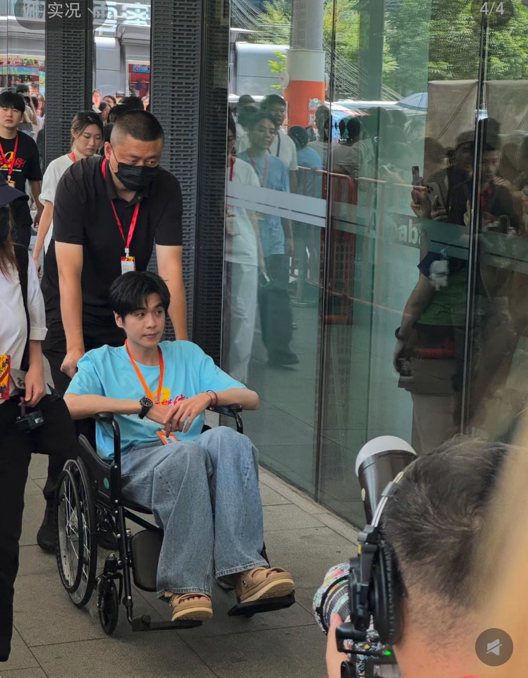 平时看着挺高大的一个人，没想到坐在轮椅上竟那么小一只！
感觉男人还是要胖一点才好