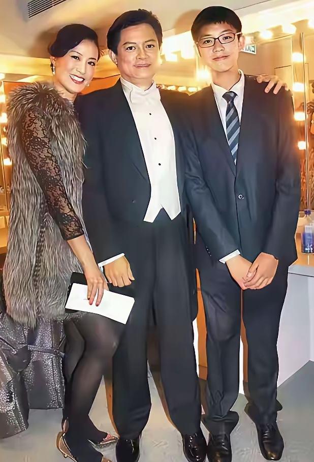 一眼破防！这是华人男高音莫华伦、前妻邱文伶与儿子的珍贵合照。
 
一家三口眉眼温