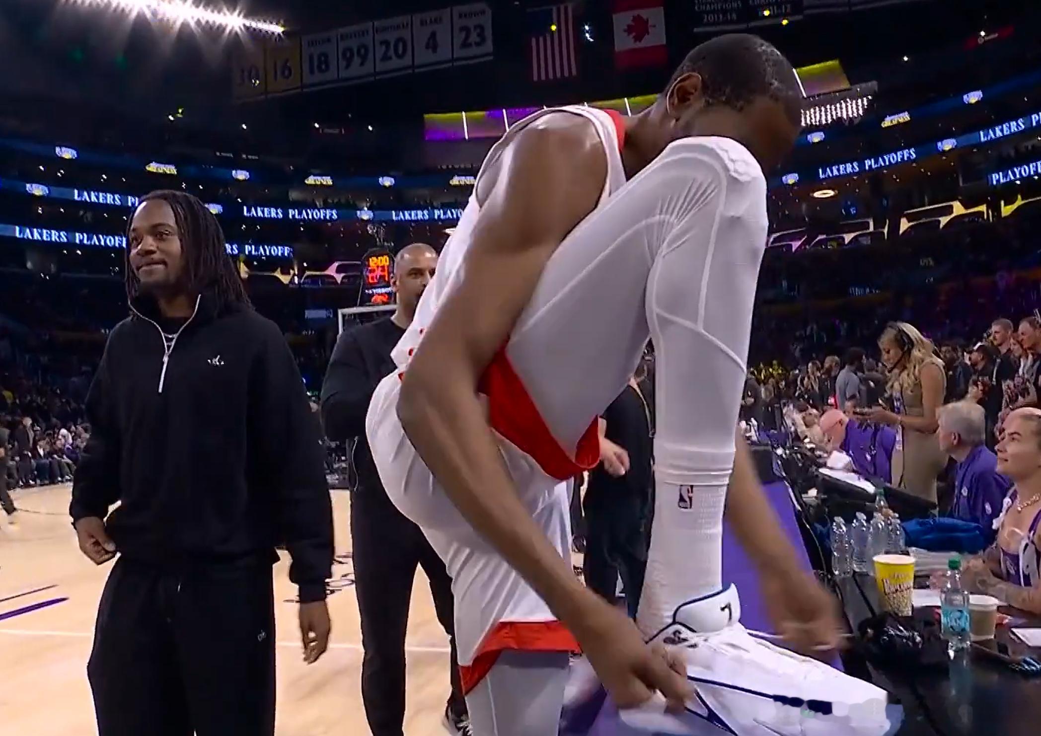 阿杜右膝打上了厚厚的保护别再受伤！！！！火箭vs湖人杜兰特火湖g2出战休斯顿火箭