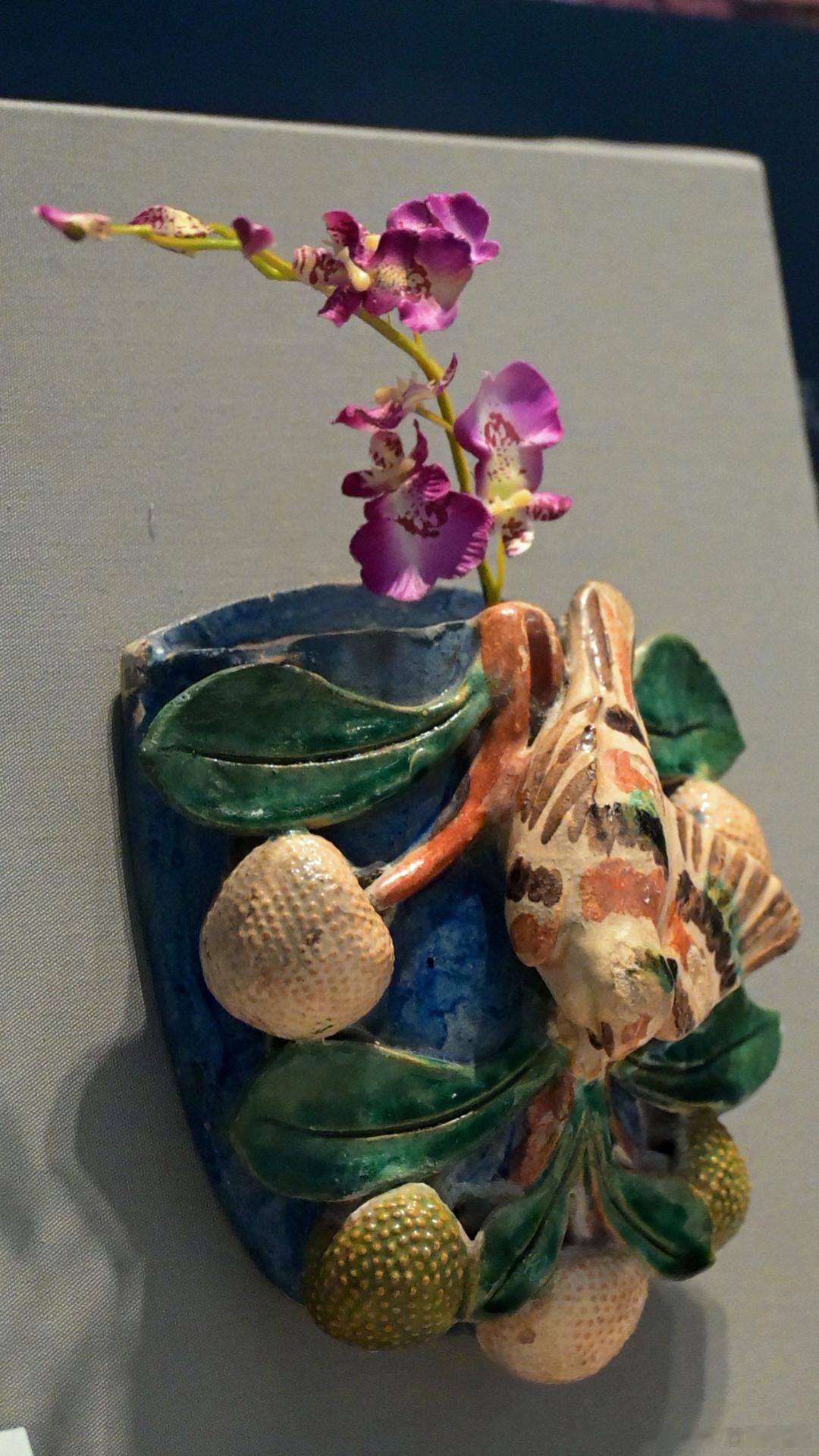 #小猿的早安#如你所见，我既是一只爱吃荔枝的小麻雀，也是一个漂亮的壁挂~图|石湾