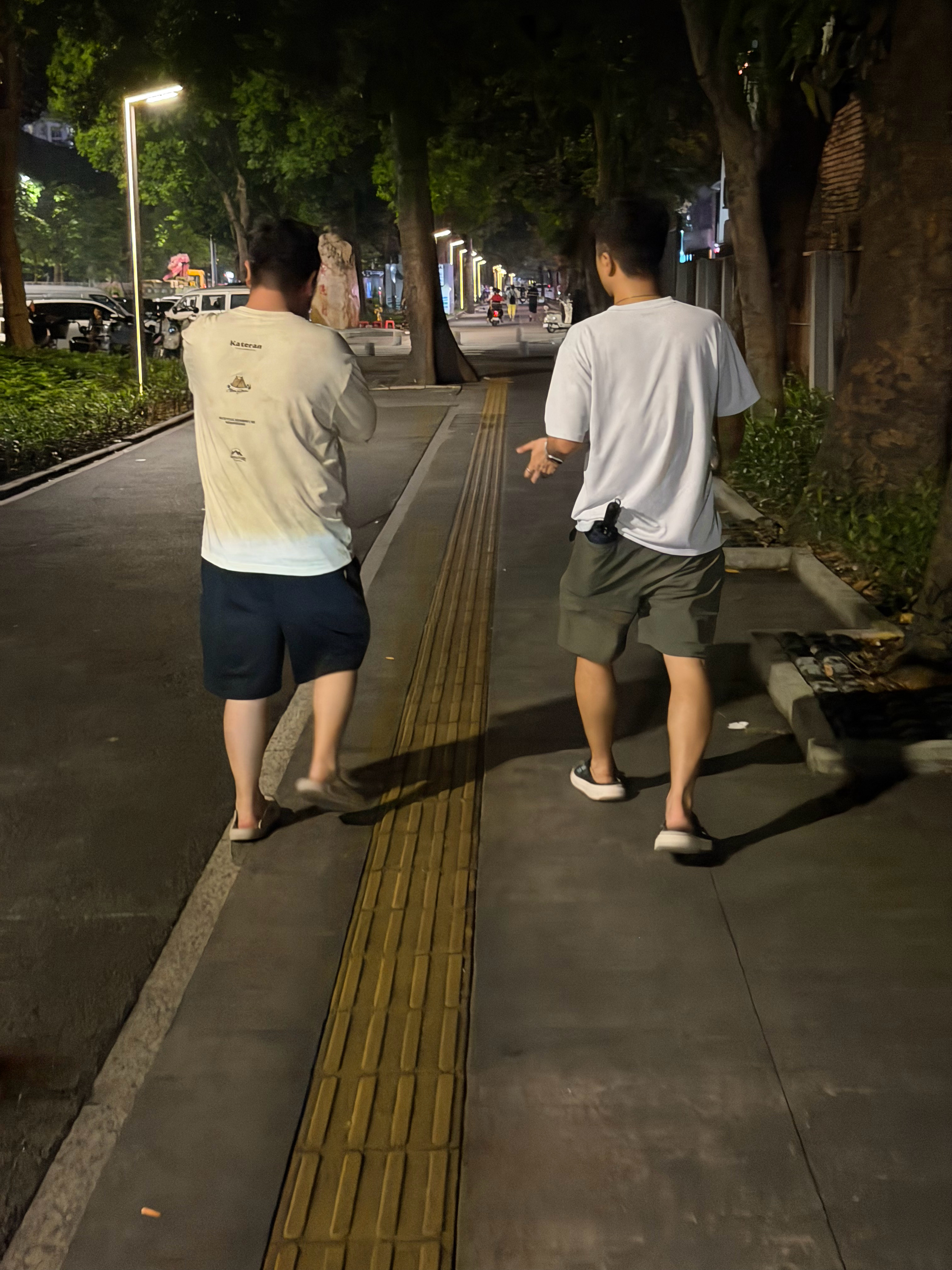 这才是正常的生活节奏，下班之后咱们多少溜达个几公里，别总在那玩手机 