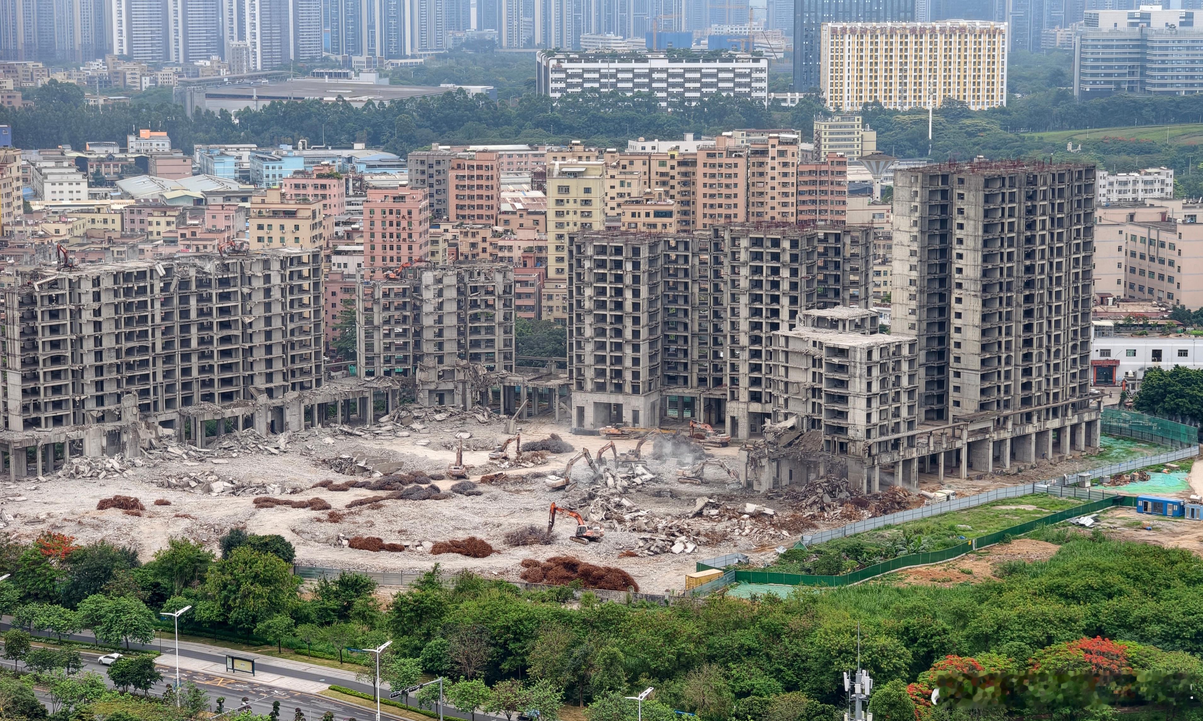 小区旁边这个烂尾楼拆除工程不知道得多久，每天铛铛铛铛个没完…