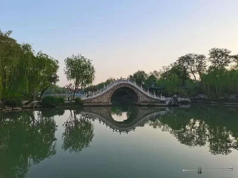 《山坡羊·二十四桥怀古》
瘦湖幽苑，廿四桥岸，昔时胜景寻千转。
水云间，柳丝绵，