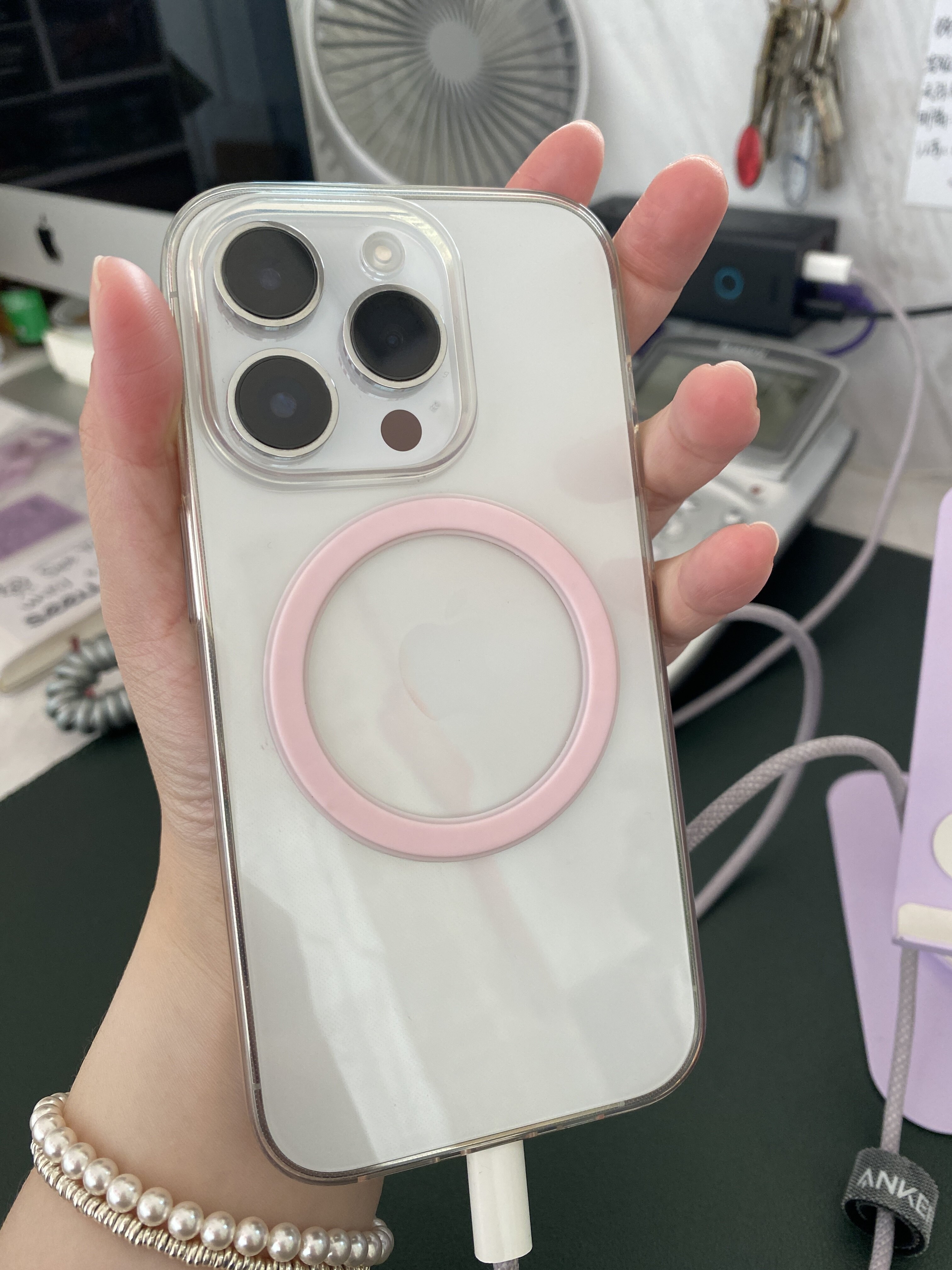 又轻又薄，内置真磁铁的接收端小磁环，贴上就是磁吸壳新上的多彩配色，现在颜色选择多