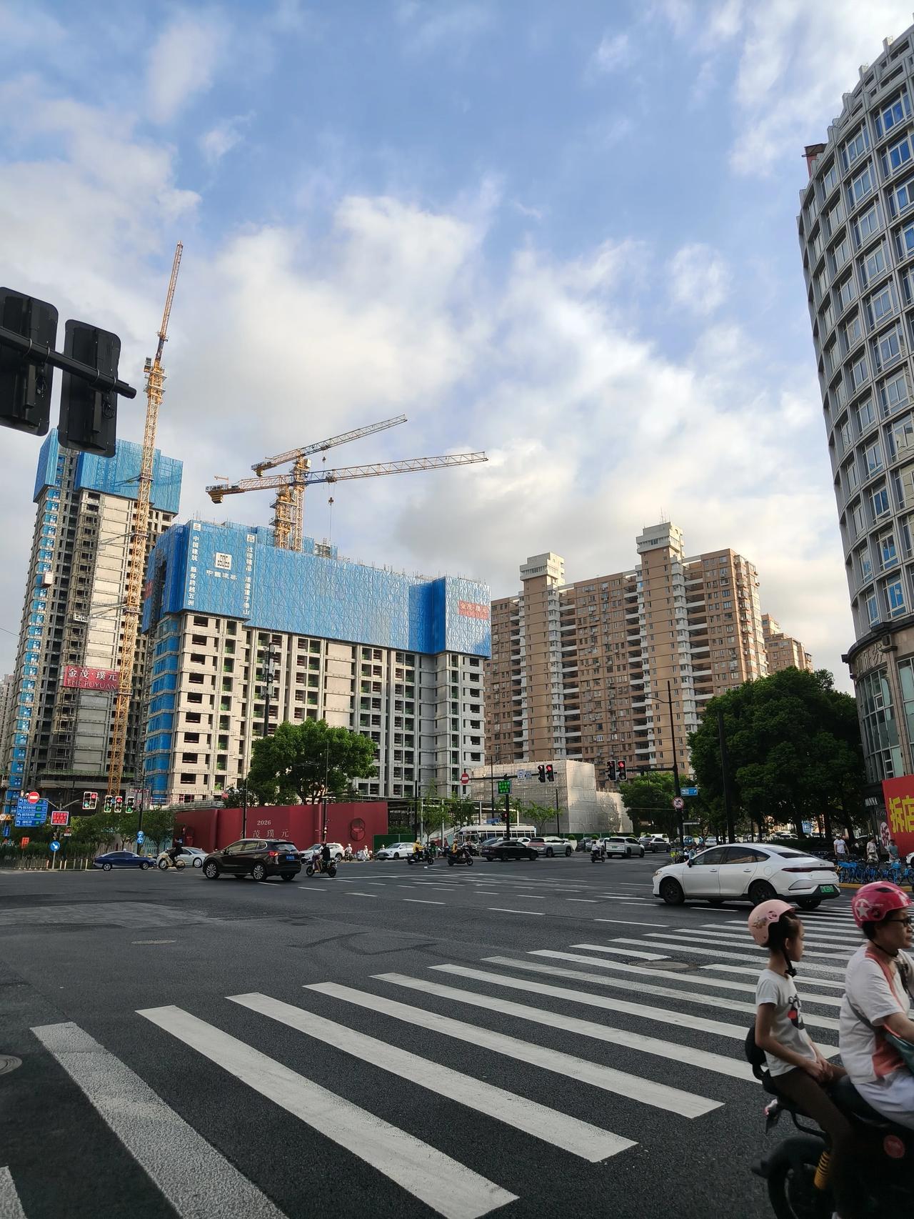 怎么看升学宴女儿墙倒塌事件

该事件一经发生，便迅速引发了广泛的社会关注。从安全