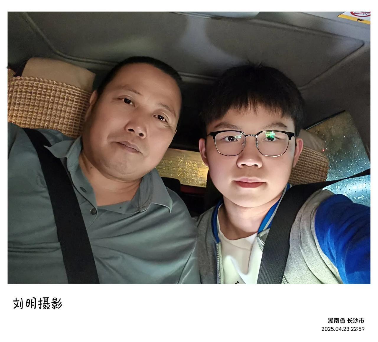 今天是第30个世界读书日。晚上接儿子放学回家，我告诉他，你们现在读书多是课本，主