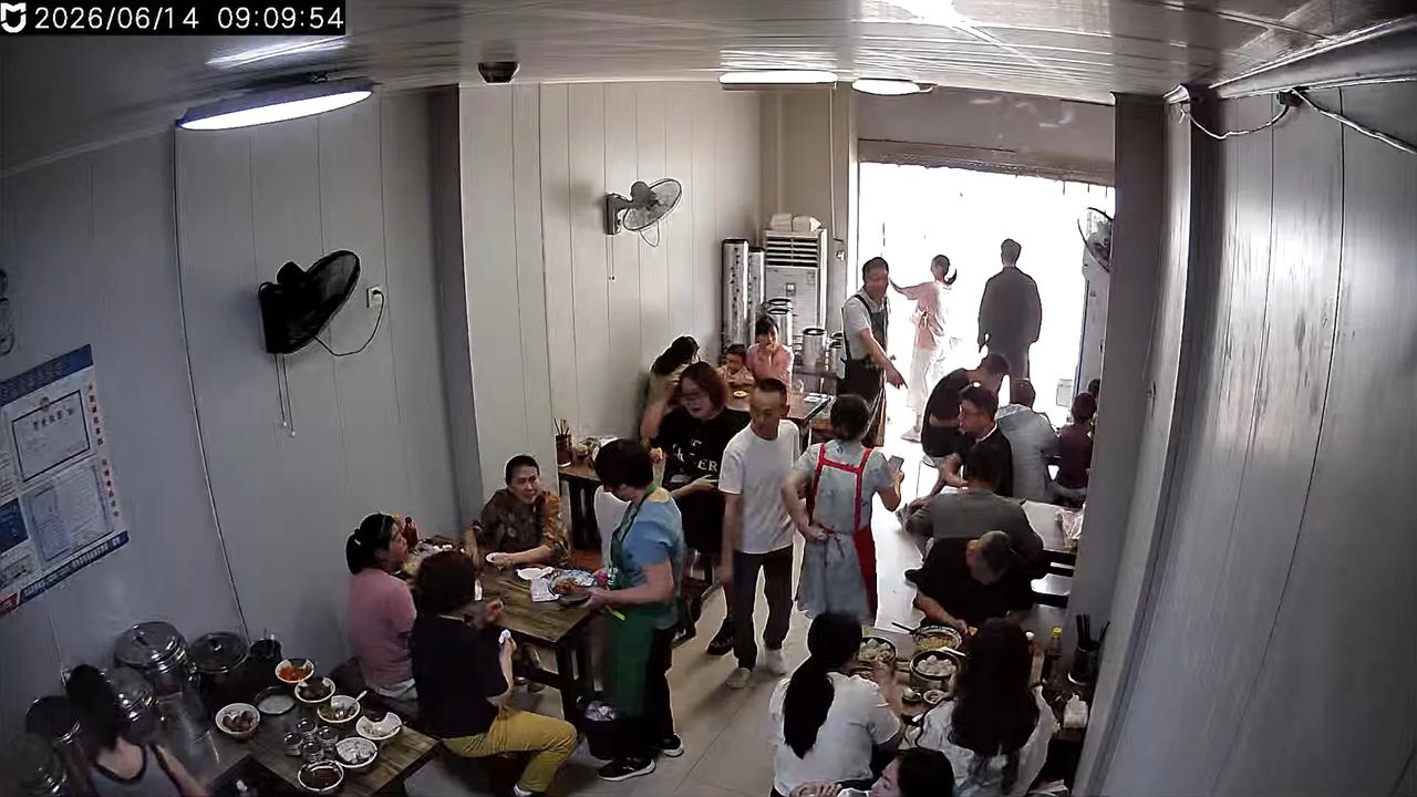 一家小店，一对夫妻， 一半生意，一半生活。 他守灶台掌烟火，我在前厅迎宾客。 淡