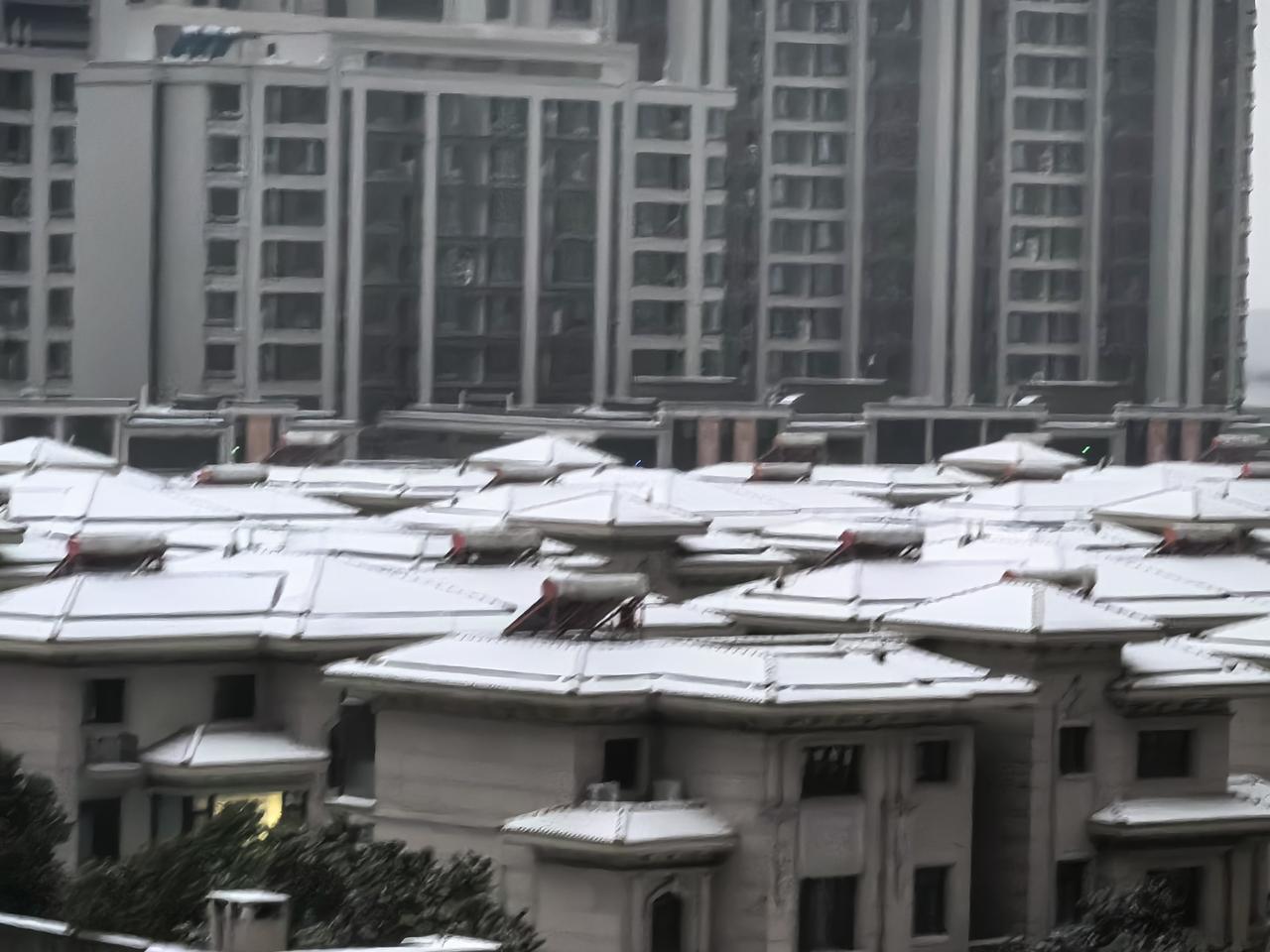 今年冬天的不同南方也早早下雪了还是一夜之间全部银装素裹雪白一片