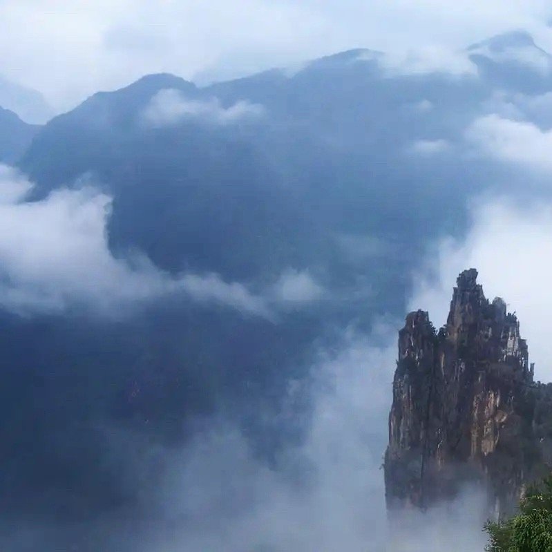 晚安，三无量。仰看微径斜缭绕，上有行人高缥缈。 