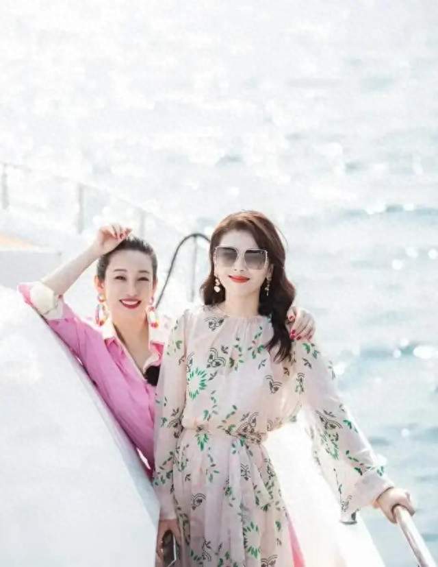 47岁秦海璐和刘涛度假，闺蜜俩穿搭时髦，1个气场好强1个骨相高级
