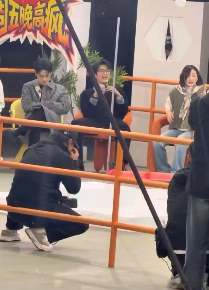 周冬雨躲过了这招没躲过后招 周冬雨上《周五晚高疯》，玩躲避游戏像在“历险”，前招