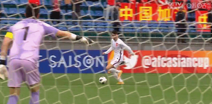 中国男足被黑了！1-0领先韩国队，裁判随后判给韩国队点球，比分变成1-1。当时，